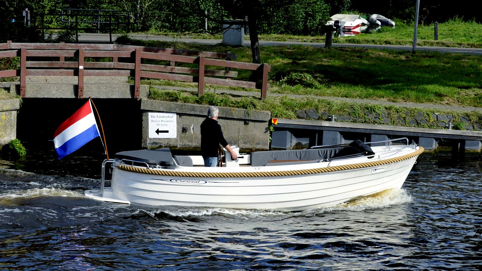 Zomerse boot 'Cresent Alure 21' op het water omringd door prachtige natuur